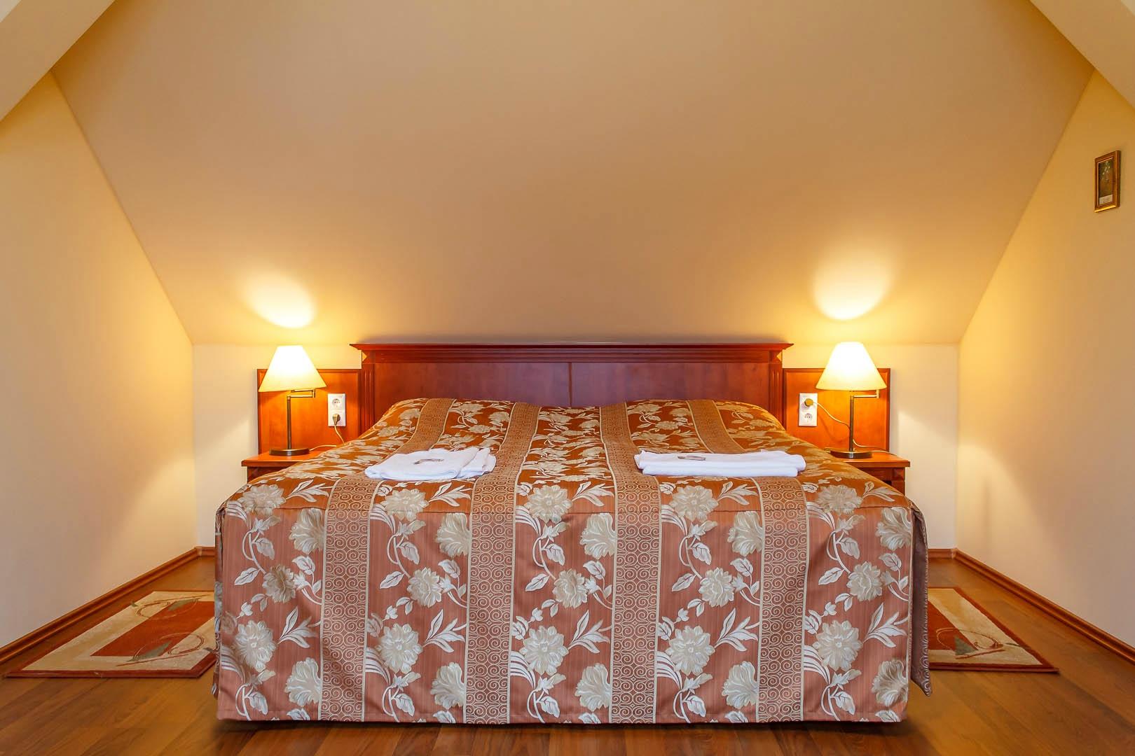 Pannon Hotel-官方