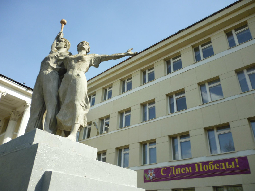 Monument to Komsomols-叶卡捷琳堡必去景点