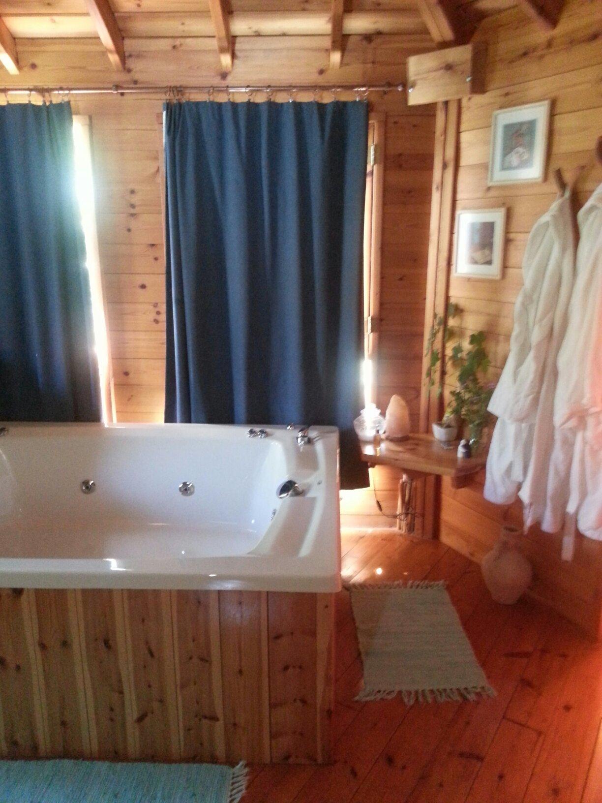 Spa in the Woods-客卧