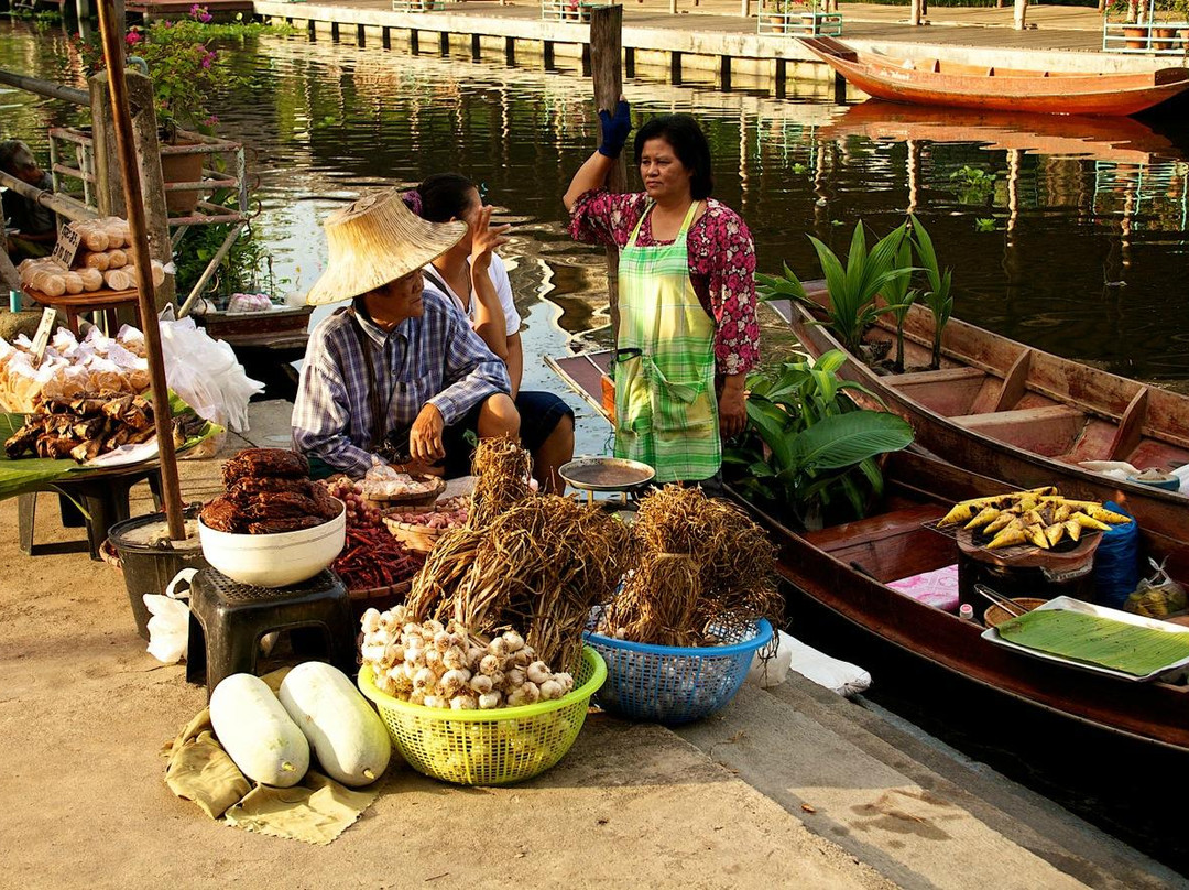 Tha Kha Floating Market景点图片