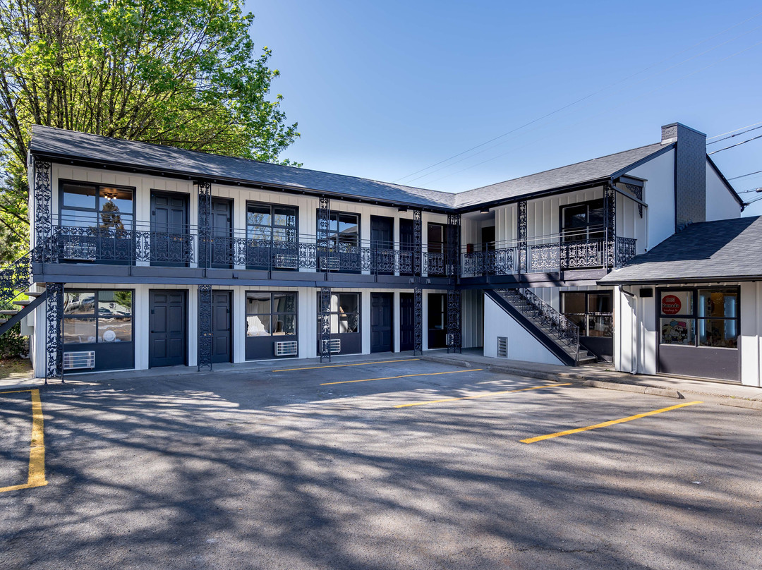The Local Motel & Shops = 本地汽车旅馆及商店
