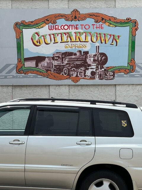 Waukesha GuitarTown Murals & Guitars-沃基肖必去景点