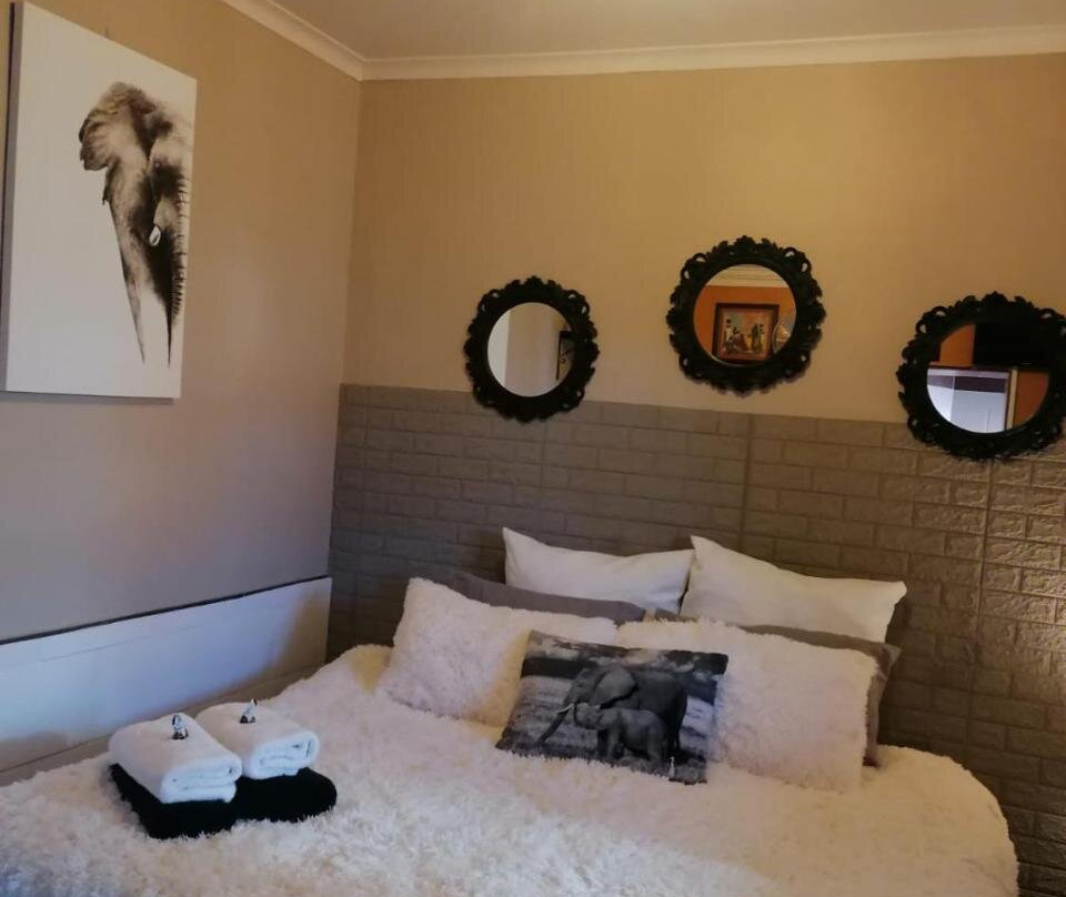 African Elephant's Den主图