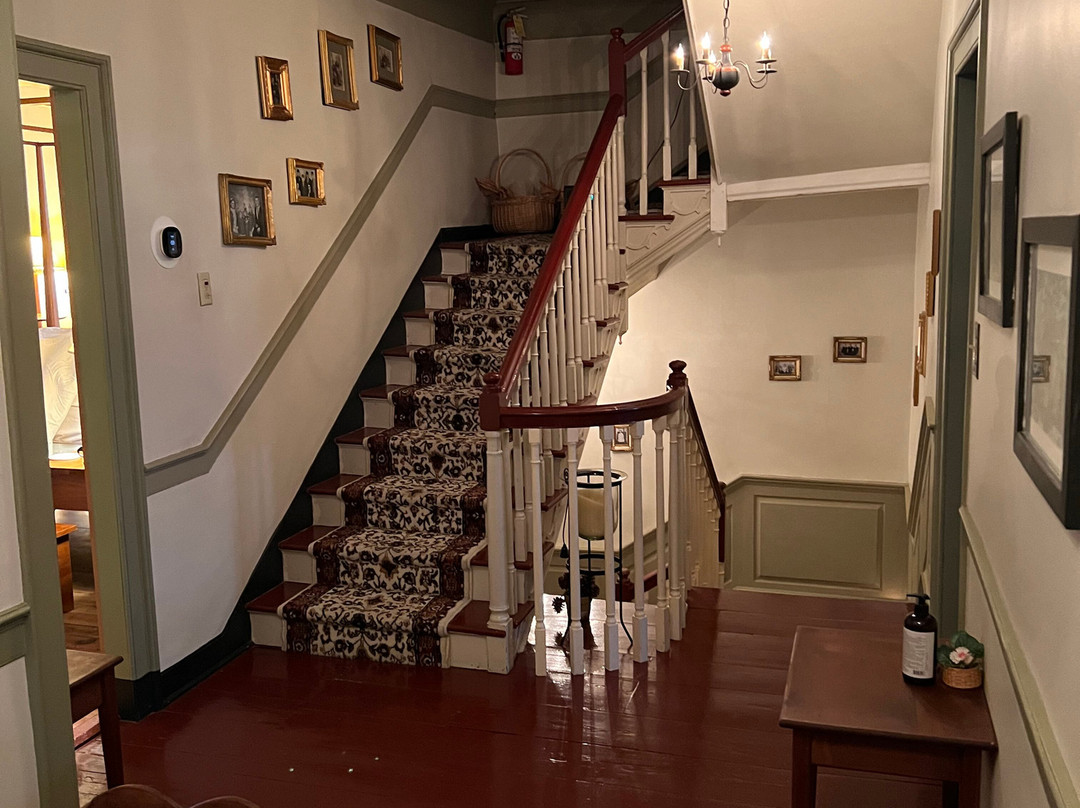 Brownstone Colonial Inn主图