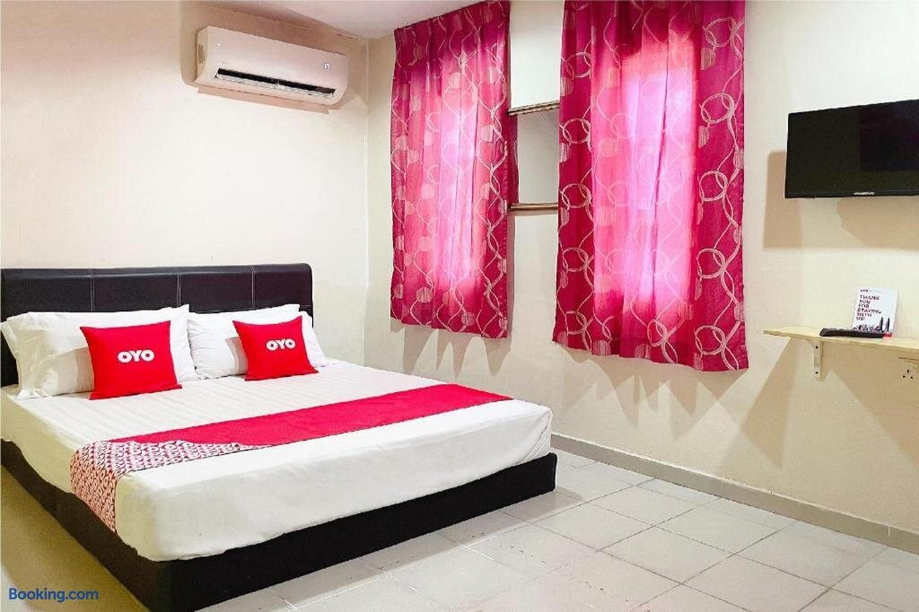 Oyo 90324 Muar Station Hotel