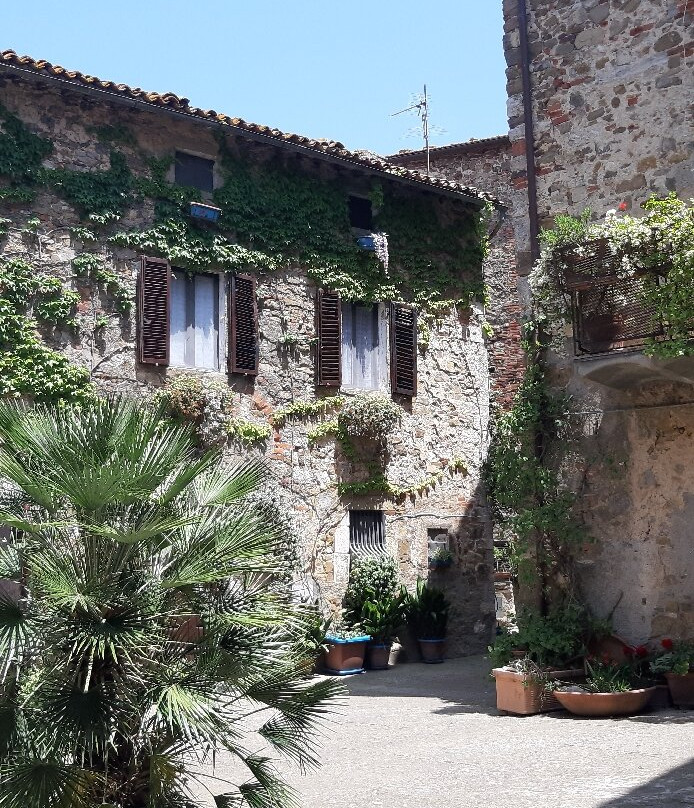 Piazza del Castello di Montemerano-Montemerano必去景点