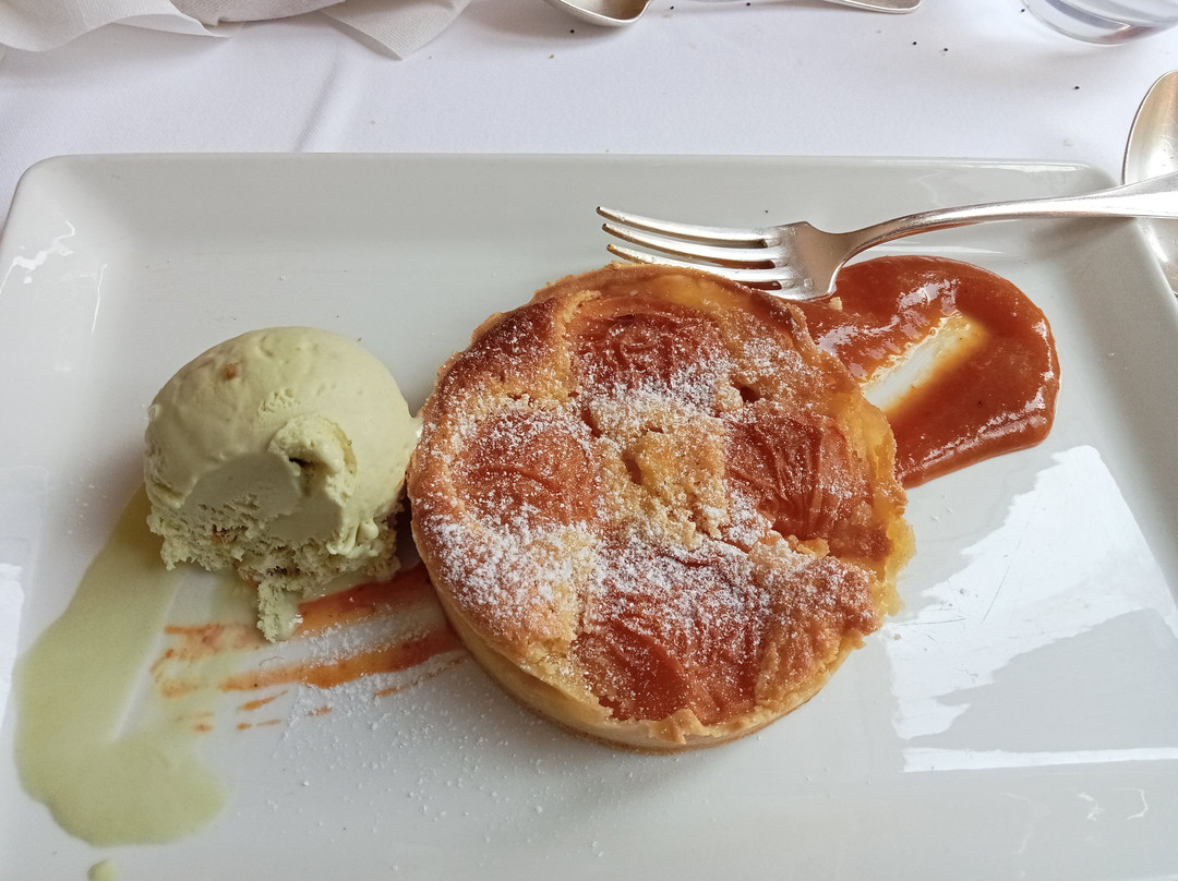 布瓦菱酒店主图