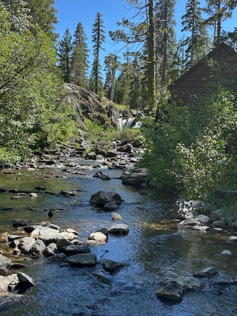 Gray Eagle Lodge主图