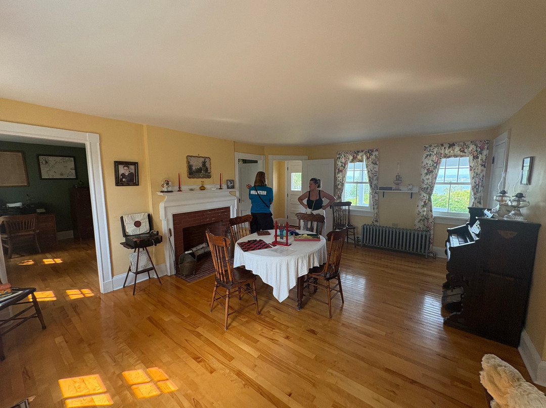 Burnt Island Lighthouse-布斯贝港必去景点