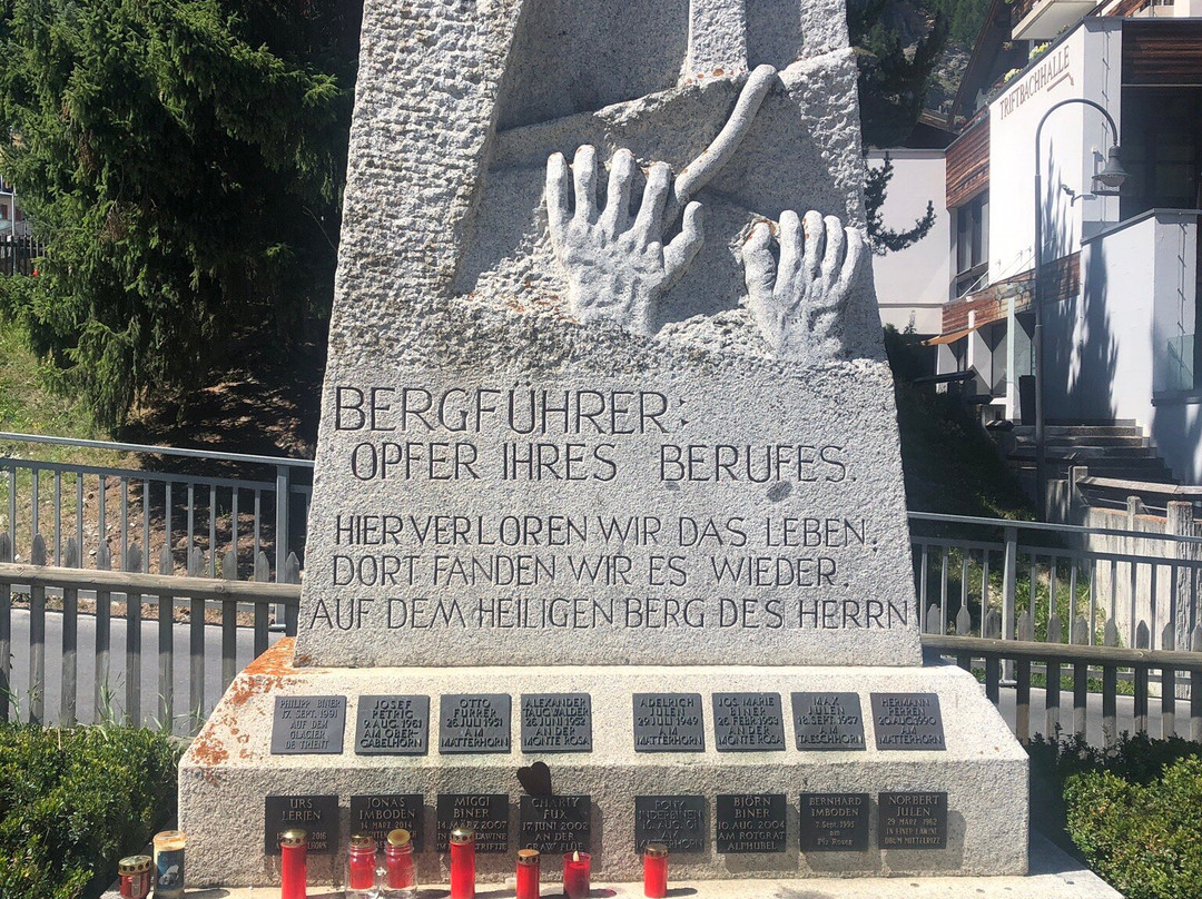 Mountaineers' Cemetery-策马特必去景点
