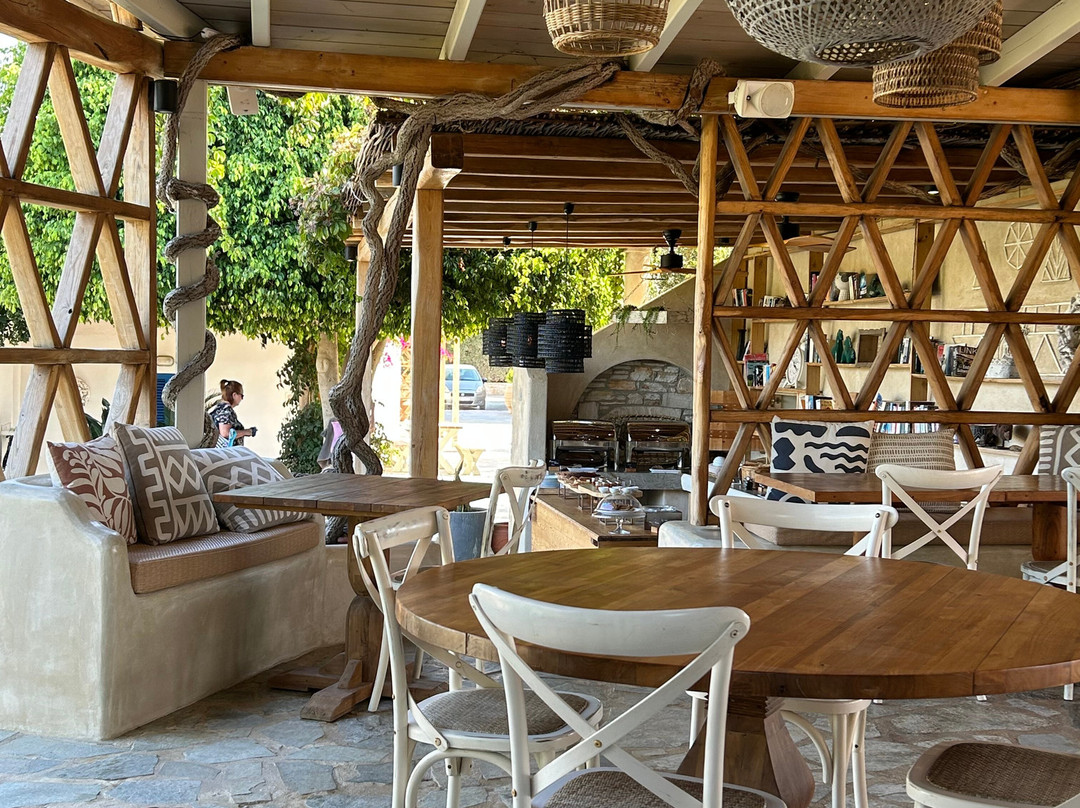 Athina Studios and Suites主图