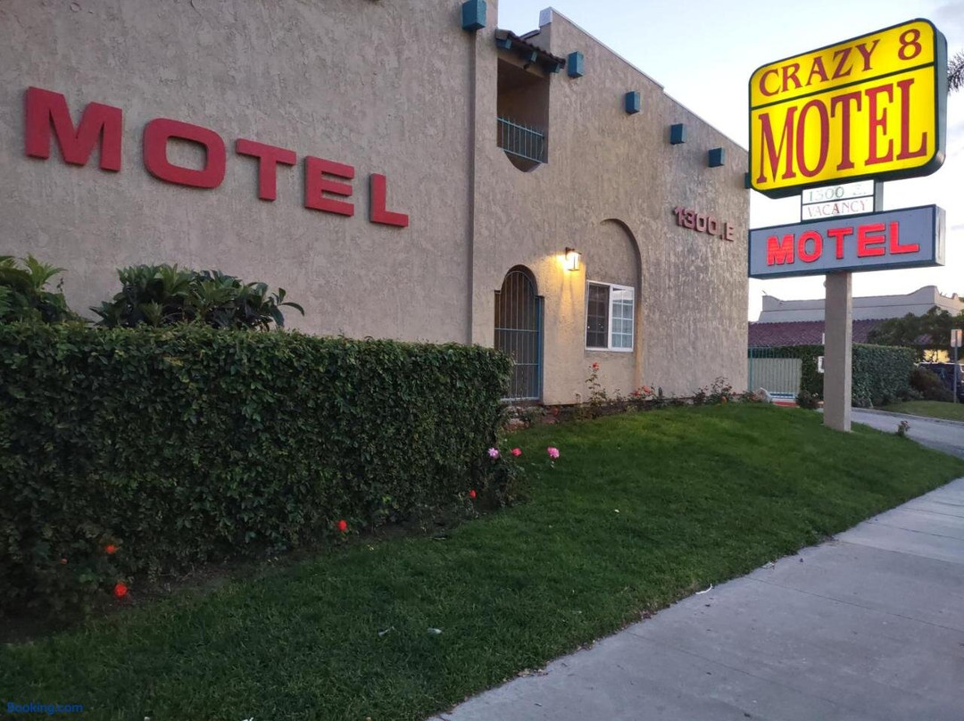 Crzy 8 Motel