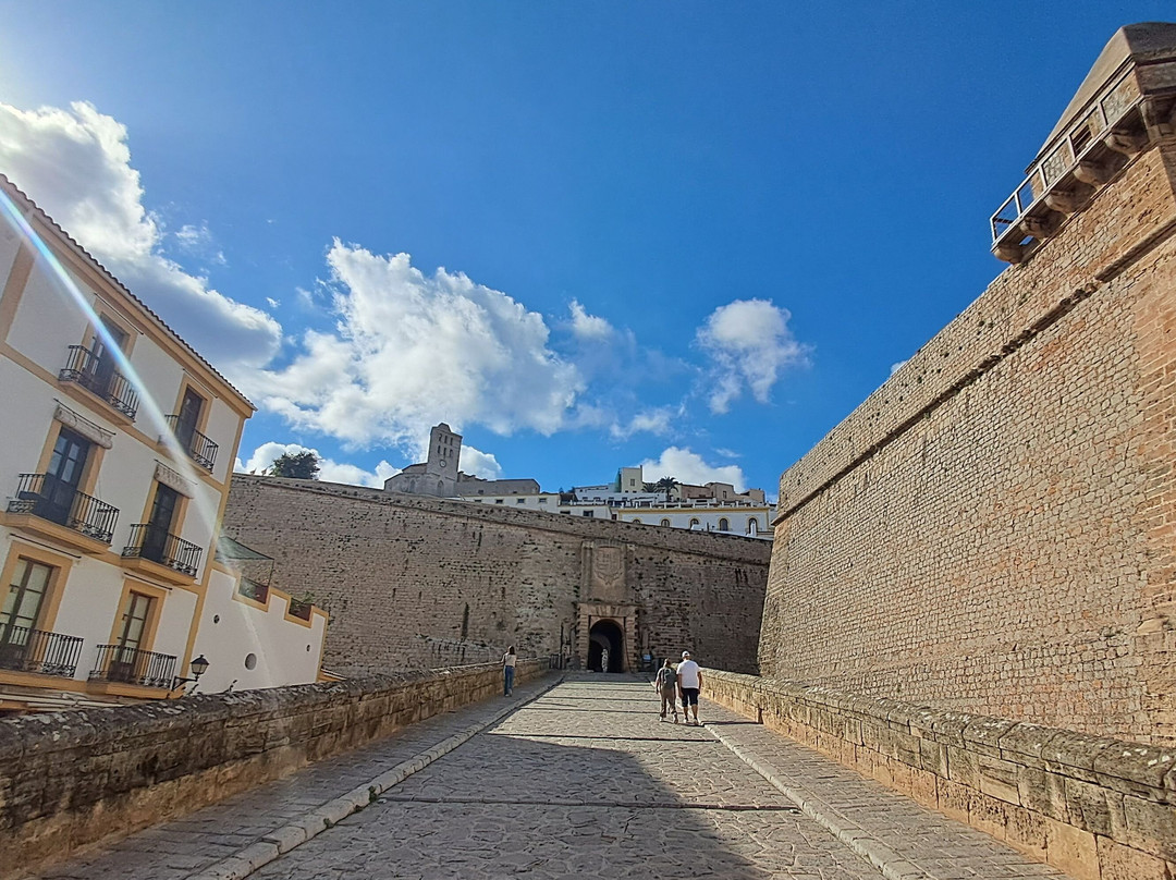 Porta de Ses Taules and Plaça d'Armes-伊维萨城区必去景点