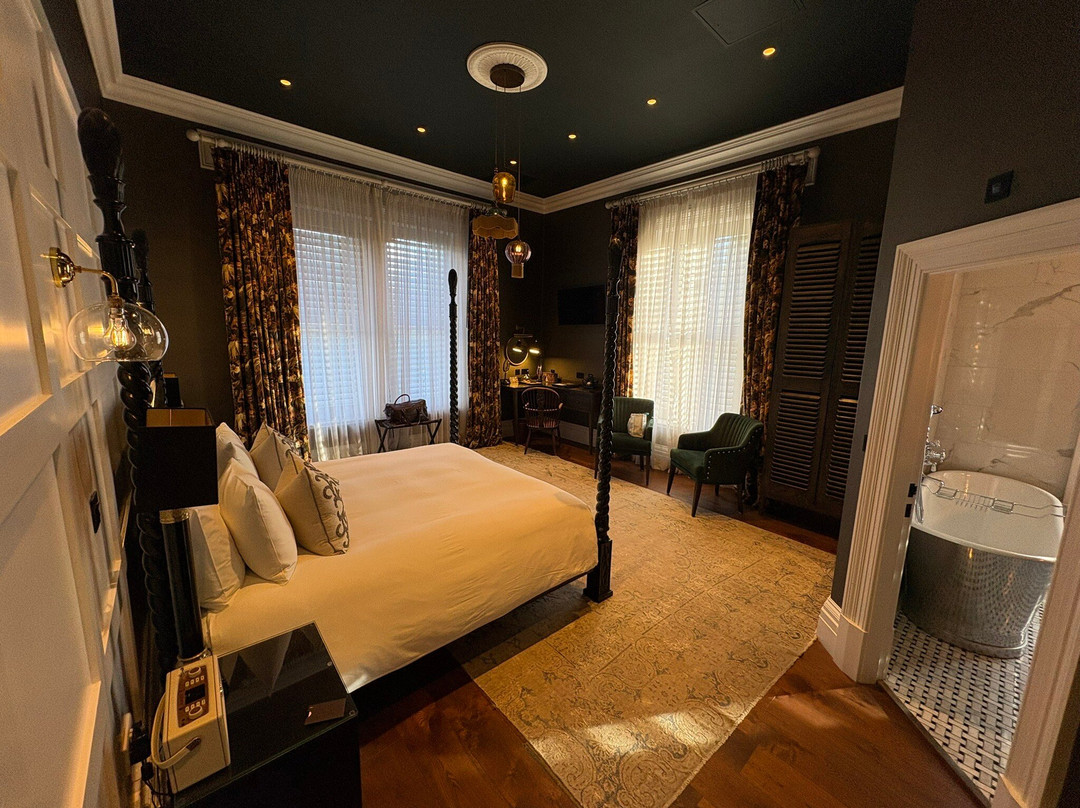 Manor House Lindley主图