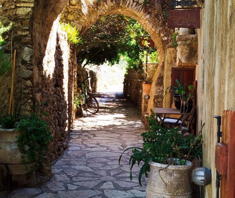 Porfyrousa Traditional Hotel主图