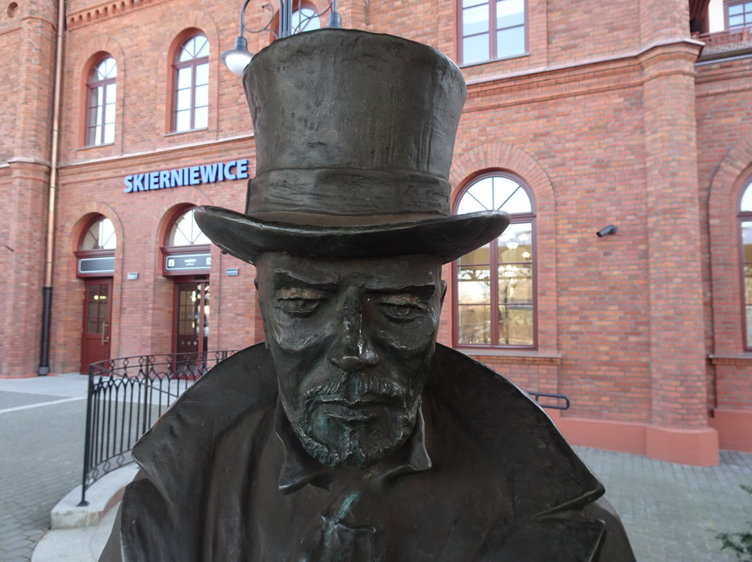 Statue of Wokulski-Skierniewice必去景点