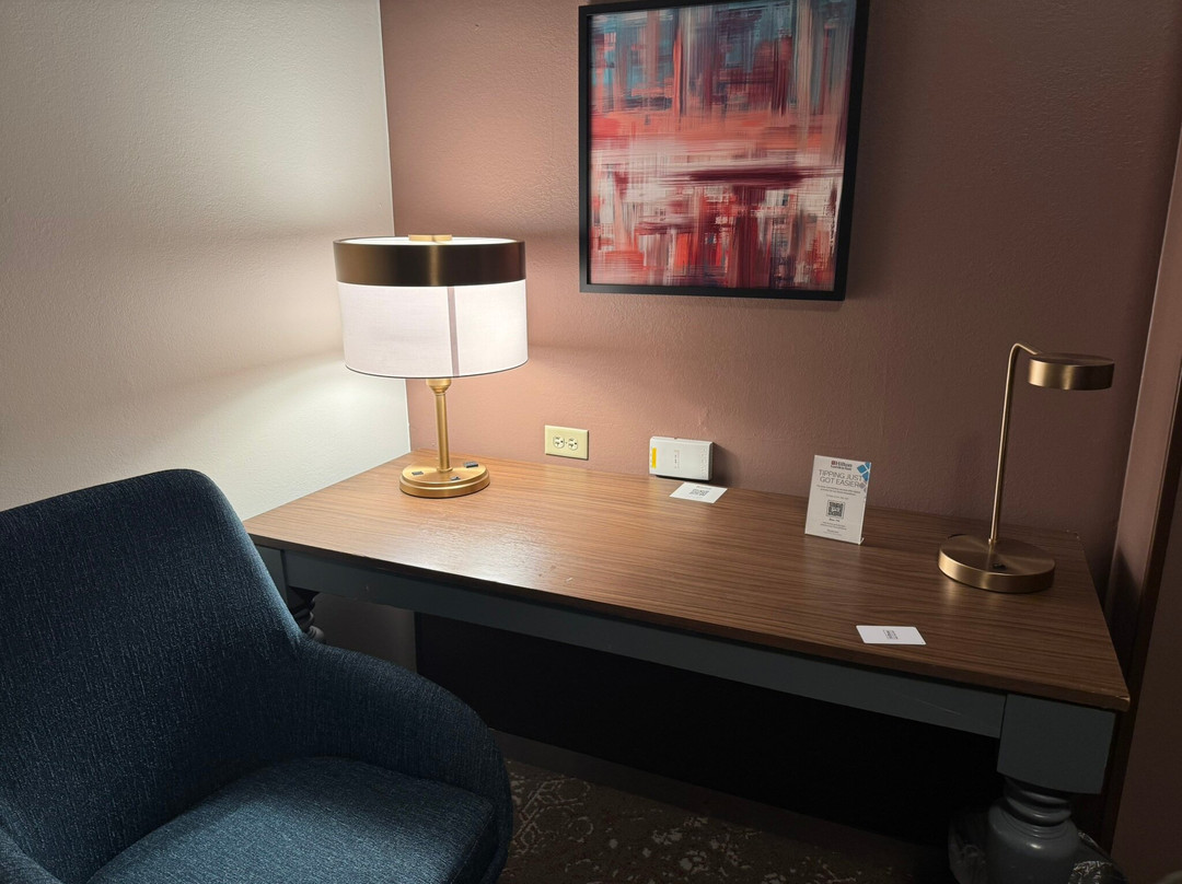 韦斯特伯里希尔顿花园酒店主图