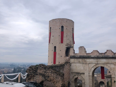 Torri di Properzio e Porta Venere-Spello必去景点