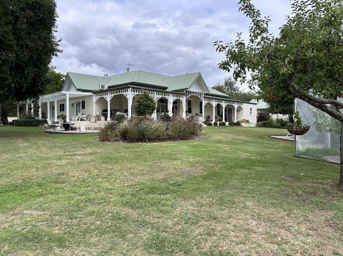 亚拉嘉宝斯酒店主图