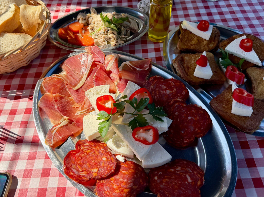 Explorer Family Boat-科尔丘拉岛必去景点