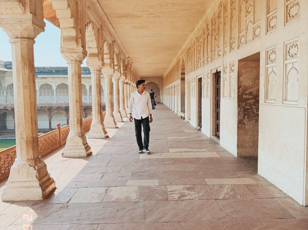 Taj, Coffee and local street food