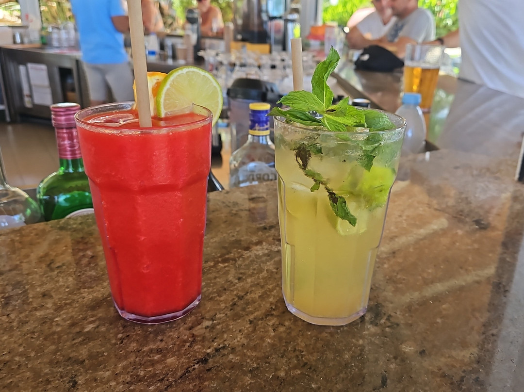 日出海滩酒店主图