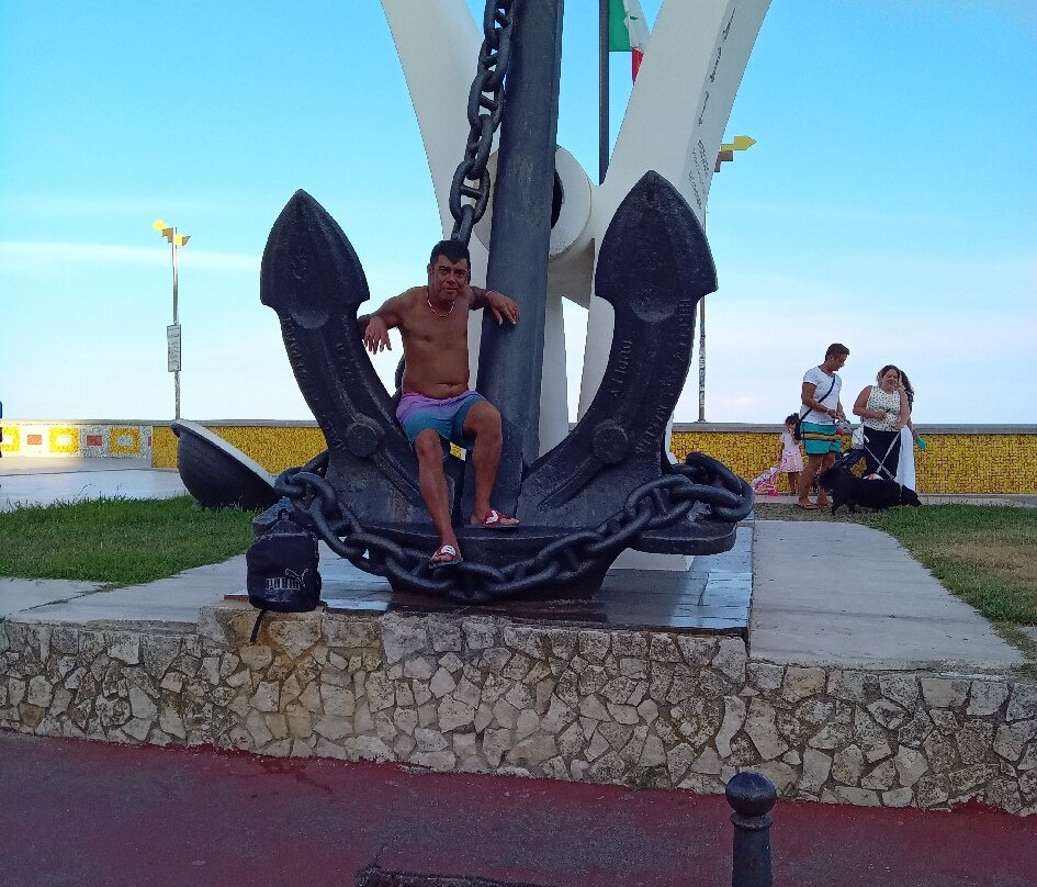 Monumento Ai Caduti Del Mare-Catanzaro Lido必去景点
