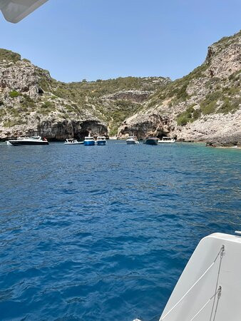 Globe Yacht Charter景点图片