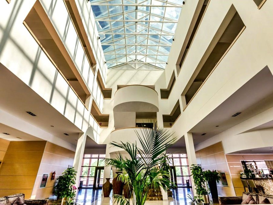 阿尔卡拉广场酒店主图