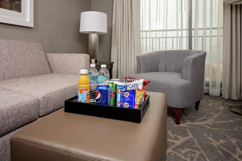 波士顿玛律伯勒大使馆套房酒店主图