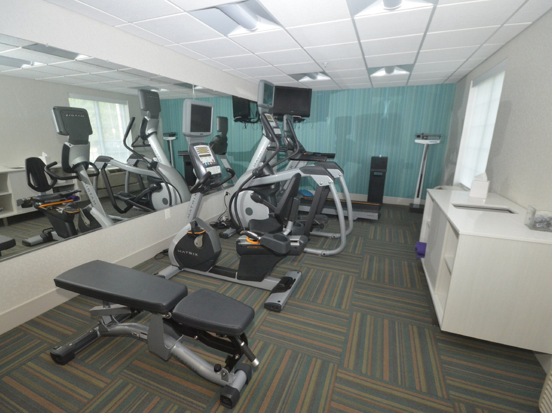 沃伦顿快捷假日&套房酒店主图