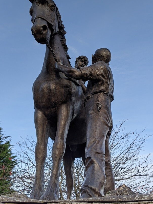 Man, Boy and Horse at Loanhead-Loanhead必去景点