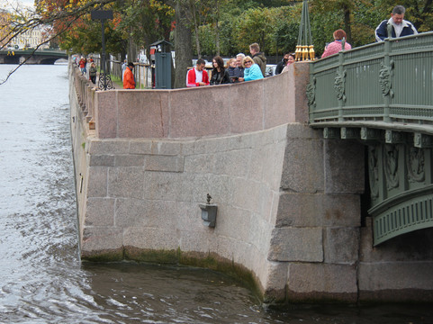 Statue of Chizhik-Pyzhik-圣彼得堡必去景点