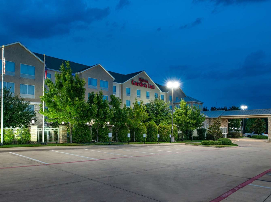 丹顿希尔顿花园酒店主图