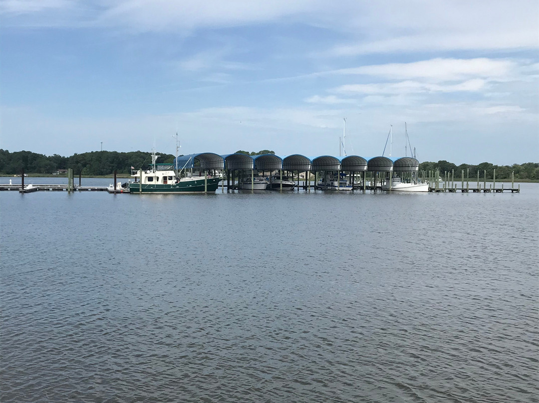 Colonial Beach Yacht Center景点图片