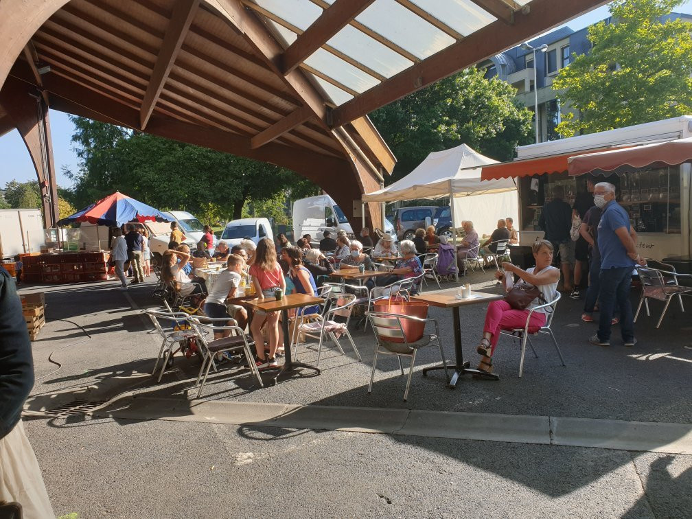 Marché de Brive du mardi-布里夫拉盖亚尔德必去景点