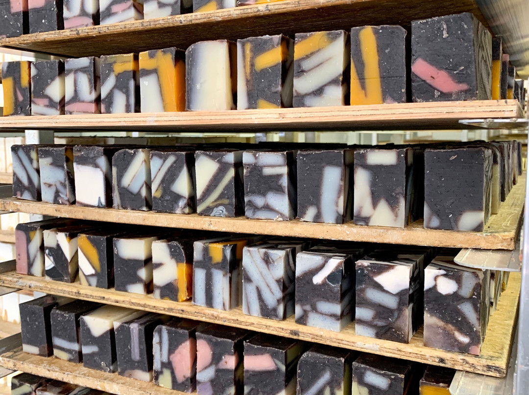 Rocky Mountain Soap Company Workshop Tours-坎莫尔必去景点