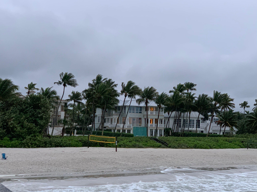 Naples Beach-半月湾必去景点