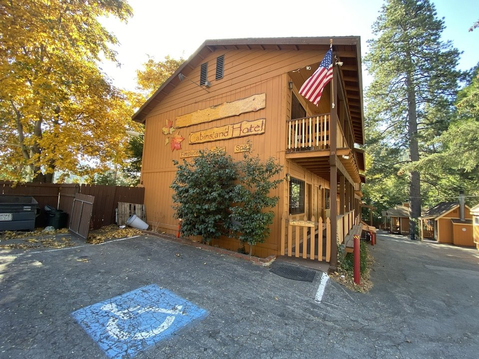 Crestline酒店住宿-Sleepy Hollow, Crestline