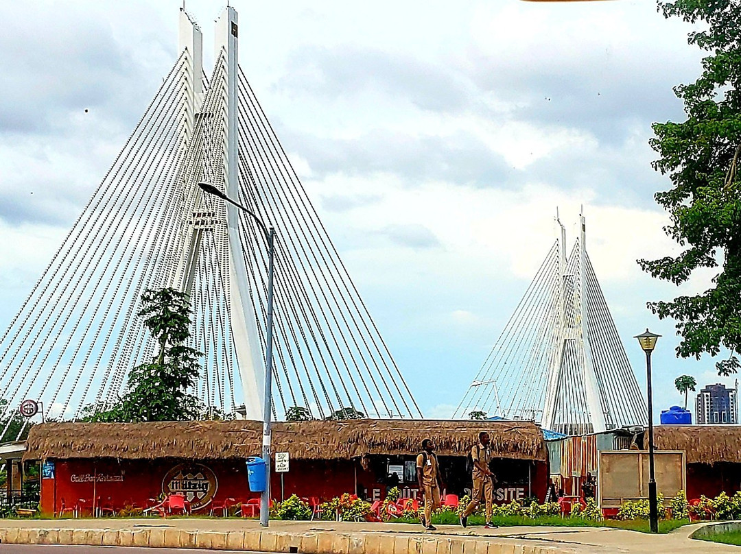Pont Du 15 Aout 1960-布拉萨市必去景点