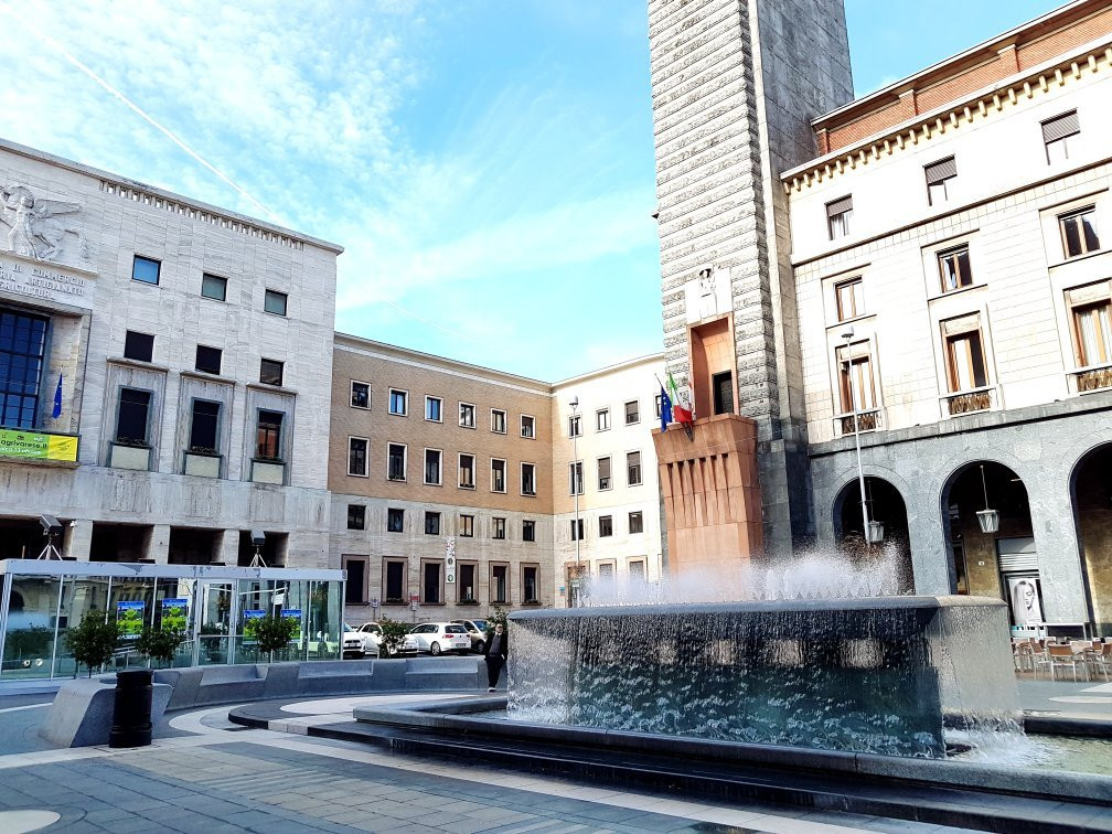 Fontana di Piazza Monte Grappa-瓦雷泽必去景点