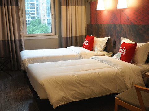 宜必思酒店(上海新国际博览中心芳甸路地铁站店)主图