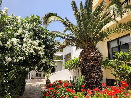 Blue Sky Hotel主图