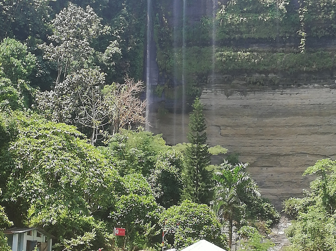 Shuvolong Waterfalls景点图片