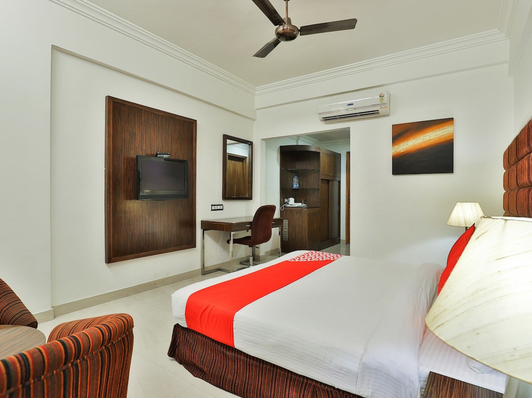 Super Townhouse Oak Bharuch Near Railway Station主图