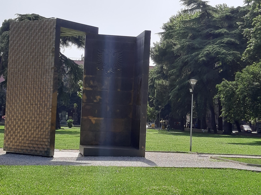 Independence Monument-地拉那必去景点