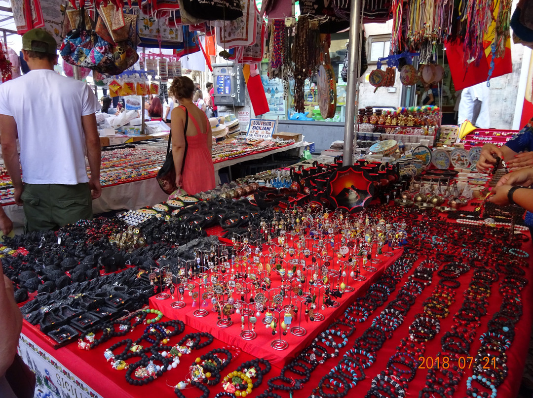 Market Fera O’Luni景点图片