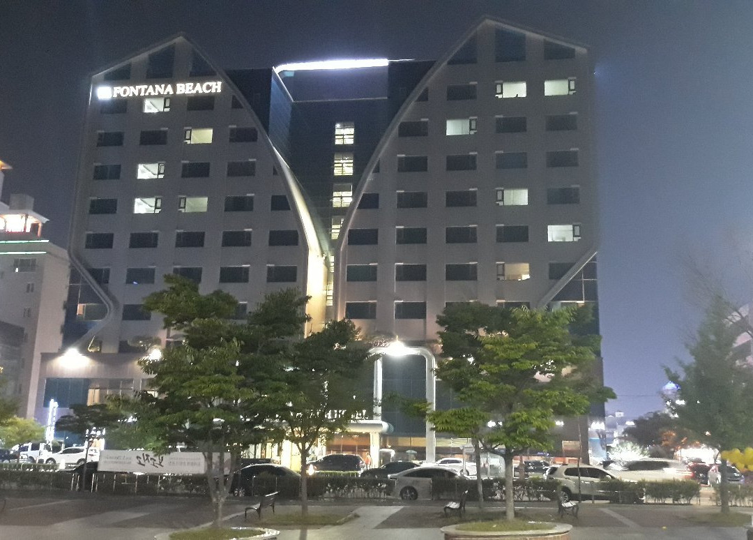 本昵客雅丰塔纳酒店主图