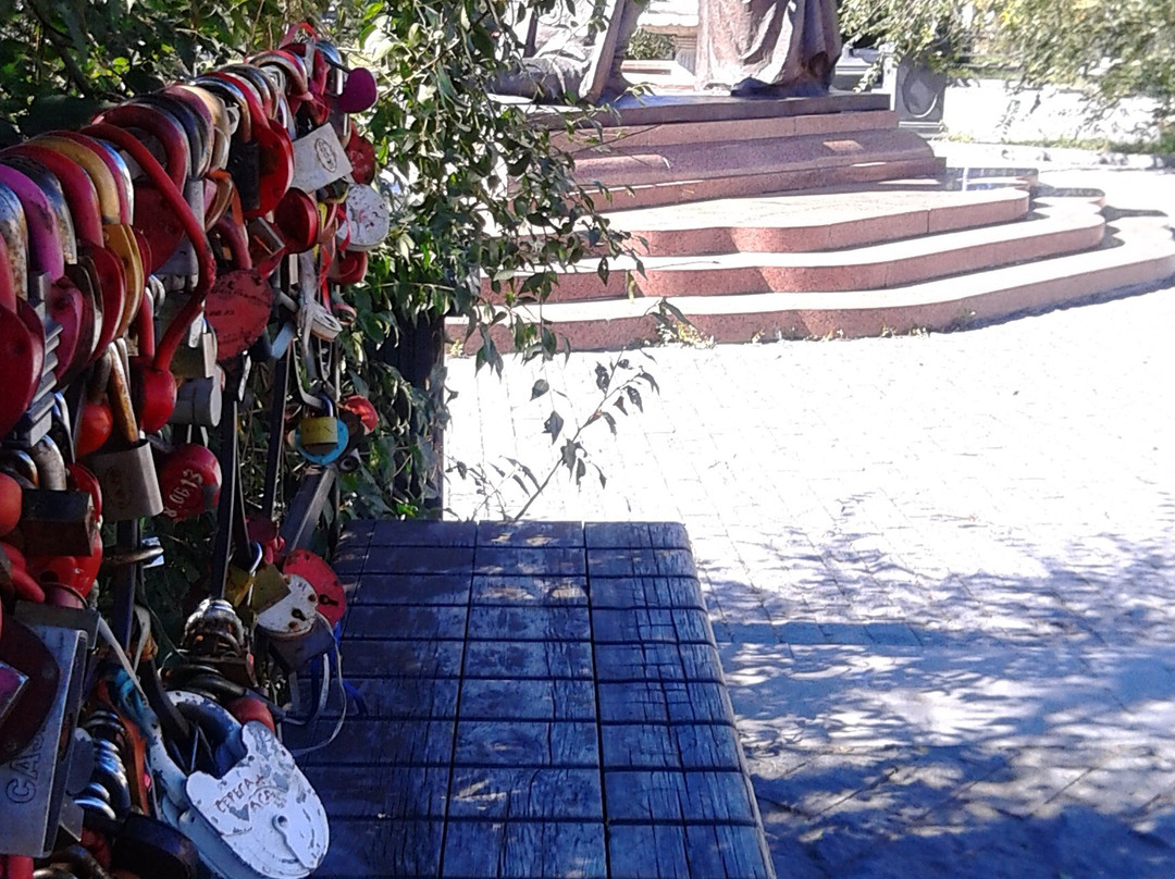 Sculpture Love and Faith-赤塔必去景点