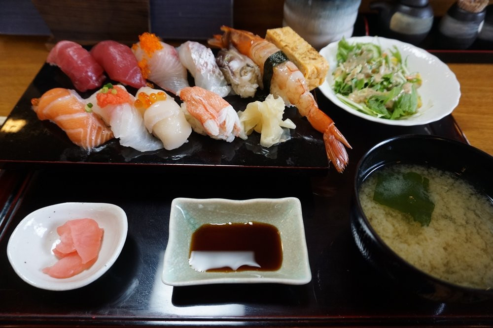 西乡村餐馆和美食-Kazu Sakanaga Umai Mise